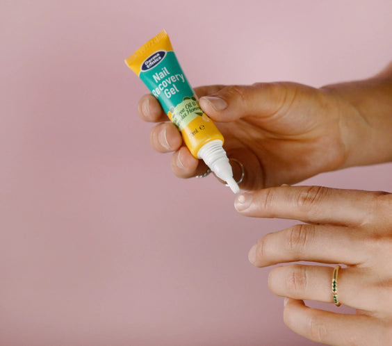 ג׳ל משקם לציפורניים ברגליים ובידיים עם דבש מאנוקה ושמן עץ התה