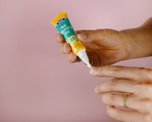 ג׳ל משקם לציפורניים ברגליים ובידיים עם דבש מאנוקה ושמן עץ התה