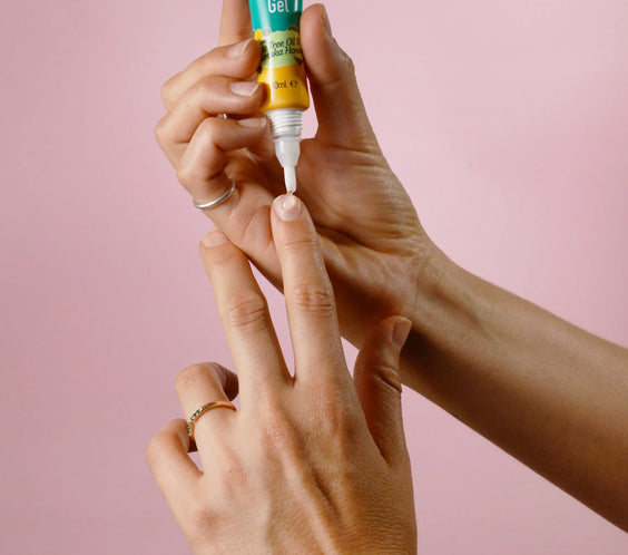 ג׳ל משקם לציפורניים ברגליים ובידיים עם דבש מאנוקה ושמן עץ התה